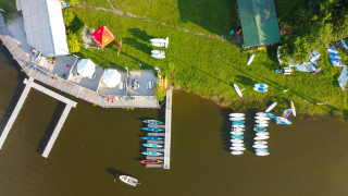 Widok z lotu ptaka na obóz windsurfingowy i przystań z żaglami.